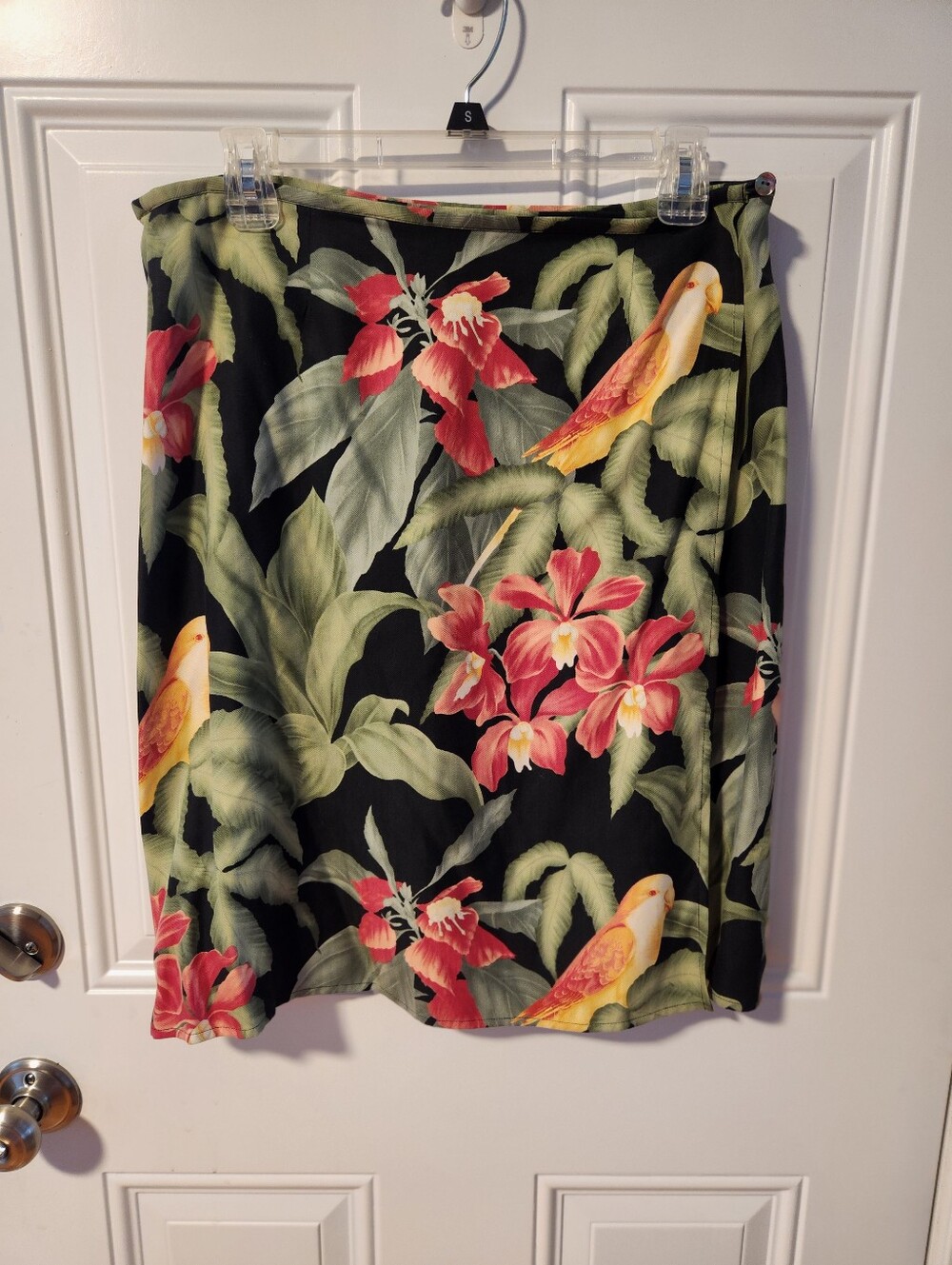 Tommy Bahama Black Tropical Floral & Parrot Wrap Skirt Size 14. 100% Silk